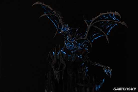 玩家手工制作《WOW》冰霜巨龙雕像 夜光龙翼超拉