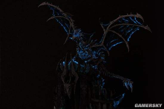 玩家手工制作《WOW》冰霜巨龙雕像 夜光龙翼超拉