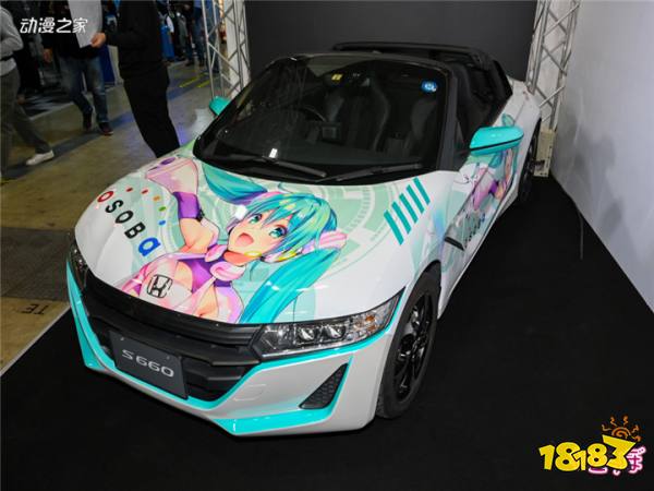 矢吹健太朗设计图案的初音未来痛车亮相东京改装车展