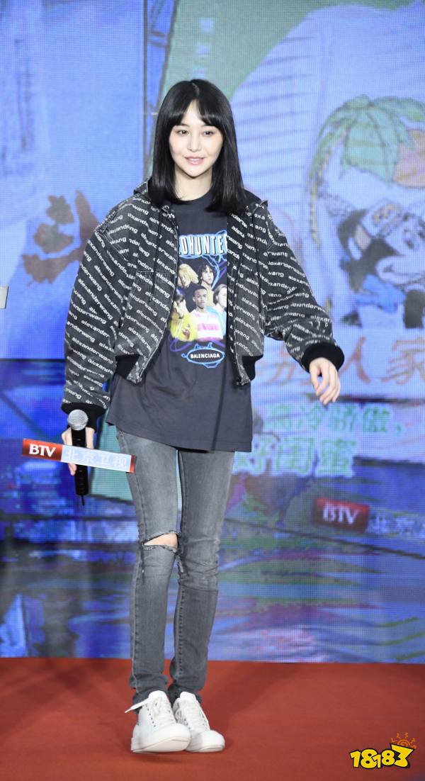 郑爽发布会连扇自己两巴掌,一旁演员的表情太