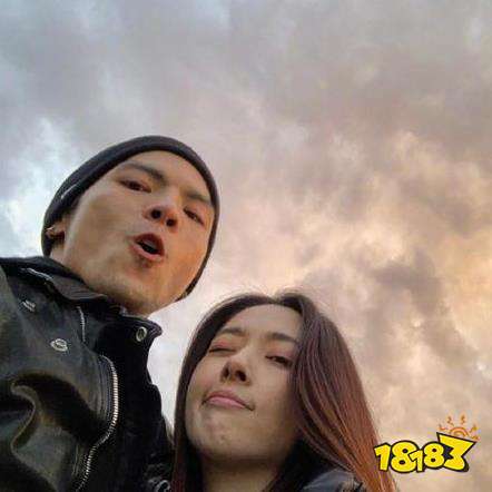向佐郭碧婷订婚后首晒合影 两人卖萌搞怪画风