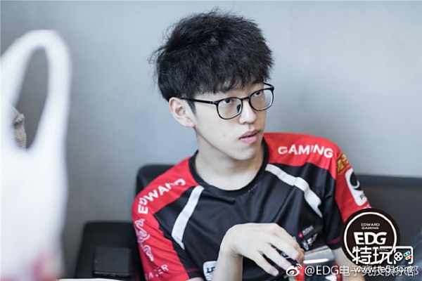 小学弟背影极具美感 edg中单scout晒度假照_特玩网lol英雄联盟专区