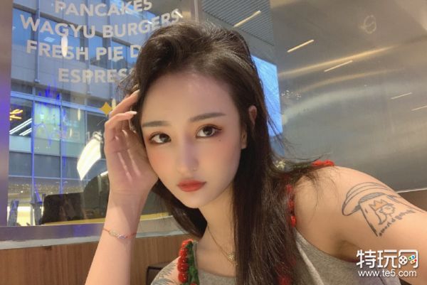 uzi赛前高烧不退却被喷卖惨?女友奥咪咪霸气回应_特玩网lol英雄联盟专