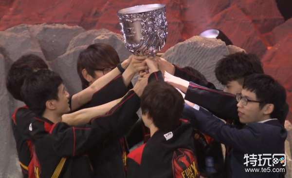 Doinb夺冠后做的第一件事:与糖小幽疯狂撒狗粮!_特玩网LOL英雄联盟专区