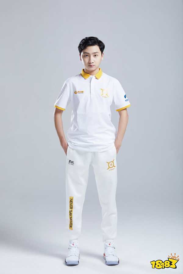 逐日之灵,战无止境!xq队员定妆照姓名:董翰文位置:辅助xq.