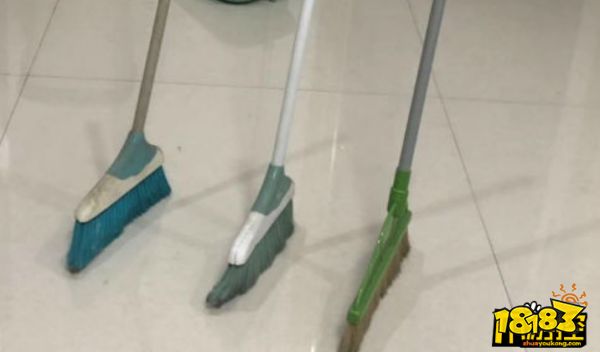 扫把立地上什么原理