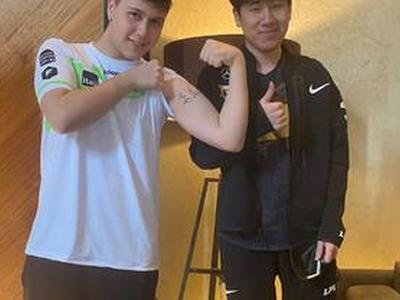 <b>Brance与GALA合照秀肌肉亮出“Bot GAP”</b>