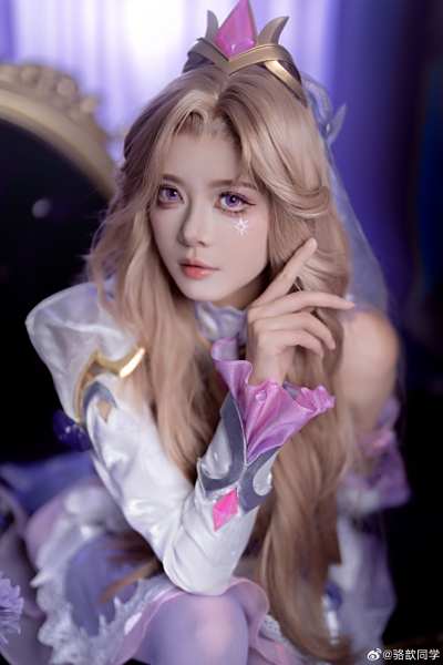 骆歆Cos《英雄联盟》女警水晶玫瑰美图