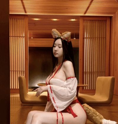 《剑星》申才恩发布狐娘造型：狐耳狐尾超短裙演绎反差魅力