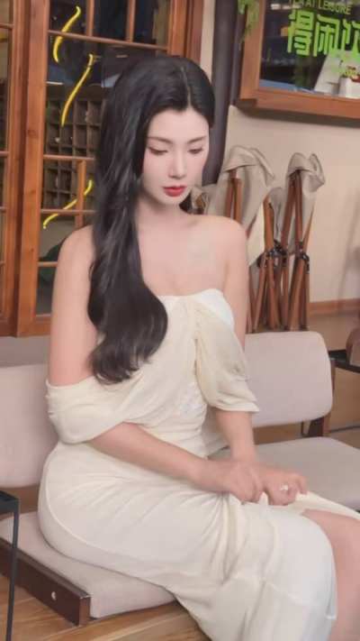 《完蛋！我被美女包围了！》女主王星辰分享优雅长裙新照